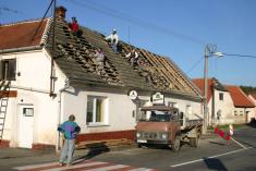 Brigáda na&nbsp;opravu střechy místního pohostinství